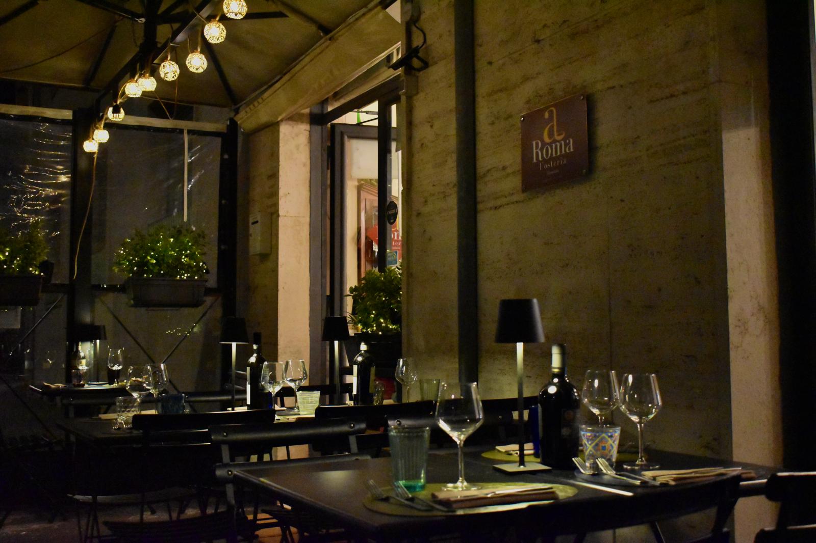 Il gazebo esterno dell'osteria al tramonto
