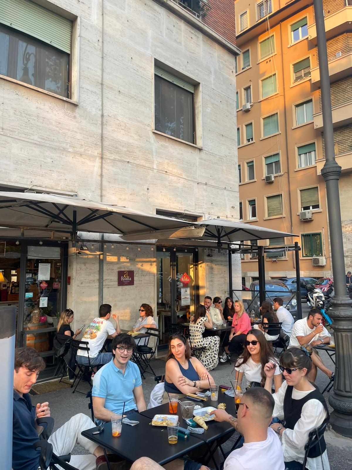 Il gazebo esterno dell'osteria al tramonto
